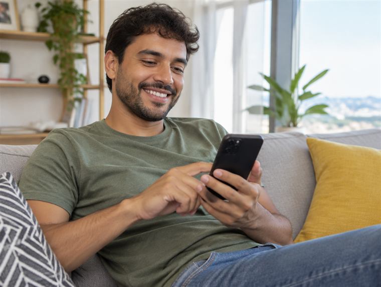 Homem escolhendo opções no celular